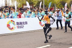 90后企业创始人夏立雪带着6名团 